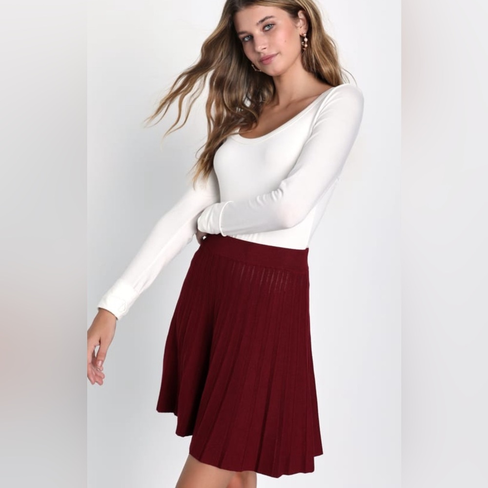 NWOT Lulu’s Burgundy Pleated High Waisted Mini Skater Sweater Knit Mini Skirt
